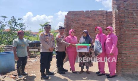 Kapolsek Juntinyuat Iptu Trio Tirtana bersama Bhayangkari Ranting Juntinyuat Cabang Indramayu menyalurkan bantuan sosial kepada warga terdampak bencana angin puting beliung di Blok Karangpandan, Desa Juntinyuat, Kecamatan Juntinyuat, Kabupaten Indramayu, Jawa Barat, Sabtu (6/1/2024). 