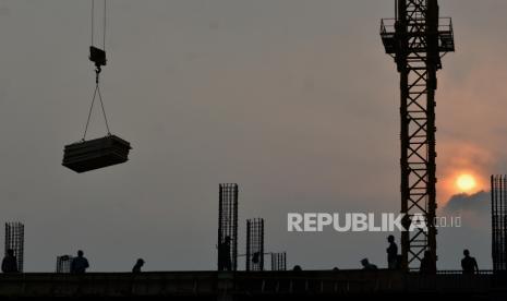 Pekerja menyelesaikan pembangunan gedung perkantoran di Bekasi, Jawa Barat, Selasa (24/8/2021). Anggota Dewan Pengupahan Kabupaten Bekasi, Jawa Barat, dari elemen SPSI Logam Elektronik dan Mesin Hadi Martini mengaku puas dengan hasil rapat pleno dewan pengupahan.