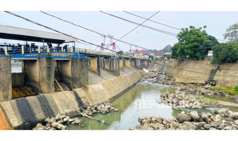 Memasuki musim kemarau, Tinggi Muka Air (TMA) Sungai Ciliwung di Bendungan Katulampa, Kota Bogor menyentuh angka 0 centimeter dengan debit air sekitar 3.000 liter hingga 4.000 liter per detik, Rabu (26/7/2023). Kondisi ini pun dimanfaatkan warga untuk beraktivitas di sungai. 