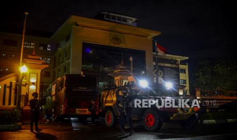 Sejumlah anggota kepolisian berjaga pascapenembakan seorang perempuan di Gedung Mabes Polri, Jakarta, Rabu (31/3).