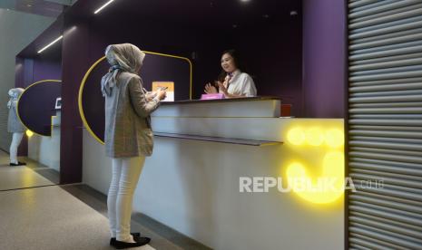 Staf teller melayani nasabah di Kantor Bank Jago, Jakarta, Selasa (7/2/2023). Hasil stress test Bank Indonesia (BI) menunjukkan ketahanan perbankan yang tetap kuat. 