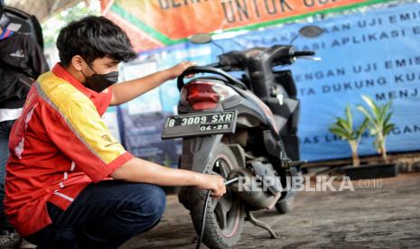 Sejumlah teknisi bengkel mengikuti pelatihan uji emisi di Kantor Dinas Lingkungan Hidup DKI Jakarta, kawasan Kramat Jati, Jakarta Timur, Kamis (18/11). 