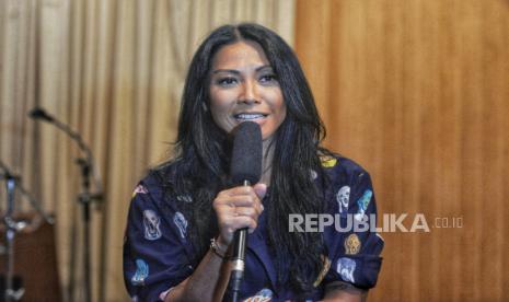 Penyanyi Anggun C Sasmi saat di wawancarai Republika di Jakarta, Rabu (24/7/2024).