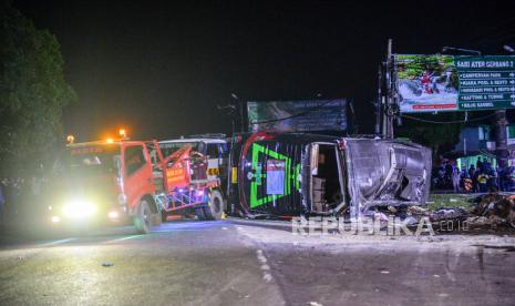 Mobil derek berusaha mengevakuasi bus yang terlibat kecelakaan di Desa Palasari, Kecamatan Ciater, Kabupaten Subang, Jawa Barat, Sabtu (11/5/2024). 