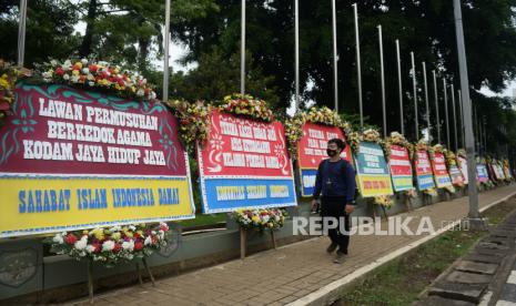 Sejumlah karangan bunga dari berbagai kelompok memenuhi sepanjang pagar markas Kodam Jaya, Jakarta, Senin (23/11). Karangan bunga tersebut berisi pesan dukungan kepada jajaran TNI khususnya Pangdam Jaya Mayjen TNI Dudung Abdurachman untuk menjaga keutuhan NKRI.Prayogi/Republika.