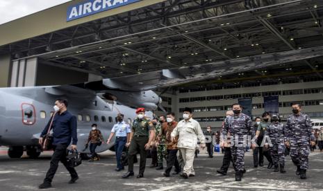 Menteri Pertahanan Prabowo Subianto (tengah) bersama Dirut PTDI Gita Amperiawan (ketiga kiri) dan Kepala Staf Angkatan Laut (KSAL) Laksamana TNI Yudo Margono (ketiga kanan) berjalan keluar usai prosesi serah terima pesawat di Hanggar Aircraft Services PTDI KP II, Jalan Pajajaran, Kota Bandung, Rabu (15/6/2022). Menteri Pertahanan Prabowo Subianto menyerahkan satu unit pesawat CN235-220 Maritime Patrol Aircraft (MPA) dan dua unit helikopter anti kapal selam (AKS) dari PTDI ke TNI AL sebagai bentuk penguatan alat utama sistem senjata Tentara Nasional Indonesia (Alutsista) untuk pertahanan dan patroli maritim Indonesia.  