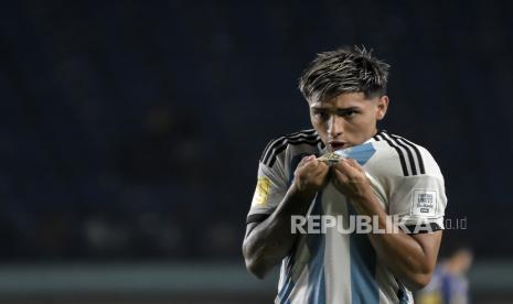 Gelandang Timnas Argentina Agustin Ruberto melakukan selebrasi usai mencetak gol ke gawang Timnas Jepang pada pertandingan babak penyisihan Grup D Piala Dunia U17 2023 di Stadion Si Jalak Harupat, Kabupaten Bandung, Jawa Barat, Selasa (14/11/2023). Dalam pertandingan tersebut Timnas Argentina berhasil mengalahkan Timnas Jepang dengan skor akhir 3-1.