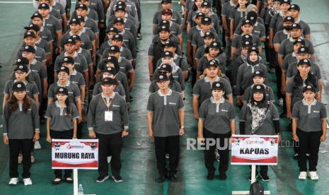 Sejumlah pengawas pemilu mengikuti apel siaga pengawasan Pilkada Kalimantan Tengah 2024 di GOR Serbaguna Indoor, Palangka Raya, Kalimantan Tengah, Selasa (8/10/2024). Apel tersebut dilakukan untuk memastikan kesiapan petugas pengawas pemilu di tingkat provinsi, kota, kecamatan, kelurahan, dan desa dalam melakukan pengawasan setiap tahapan Pilkada serentak 2024 di Kalteng. 