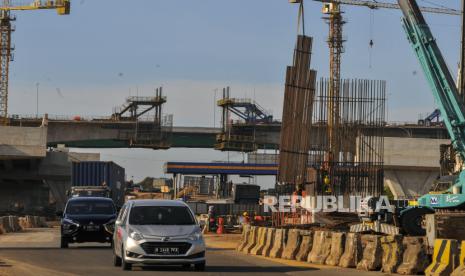 Sejumlah pekerja menyelesaikan proyek konstruksi jalan Tol Cimanggis-Cibitung seksi II di kawasan MM 2100, Kabupaten Bekasi, Jawa Barat, Jumat (4/9/2020). Progres pembangunan jalan Tol Jakarta Outer Ring Road (JORR) II Cimanggis-Cibitung seksi I A sepanjang 3,5 km telah mencapai 98 persen dan seksi II sepanjang 22,8 km telah mencapai 72  persen dan ditargetkan rampung pada tahun 2021. 