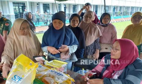 Sejumlah warga di Kelurahan Hegarmanah, Kecamatan Cidadap, Kota Bandung terlihat antusias mendatangi stan Bulog yang menjual beras Stabilisasi Pasokan dan Harga Pangan (SPHP) pada acara bazar murah di Pusat Pendidikan Hukum (Pusdikkum) Direktorat Hukum Angkatan Darat (Ditkumad), Jalan Setiabudi Bandung, Rabu (3/4/2024). Mereka berburu beras murah di tengah harga beras di pasaran naik. 