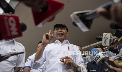 Presiden Joko Widodo menyampaikan keterangan pers usai menyaksikan kejuaraan atletik pelajar atau Student Athletics Championships (SAC) Indonesia di Stadion Madya, Komplek GBK, Jakarta, Jumat (13/1/2023). Presiden Joko Widodo (Jokowi) mengatakan, pemerintah telah memberikan ruang bagi daerah untuk dapat membangun dana abadi seperti yang dilakukan pemerintah pusat.