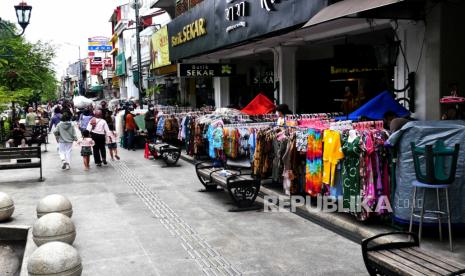 Pedagang menggelar aneka cenderamata di kawasan pedagang kaki lima Malioboro, Yogyakarta.