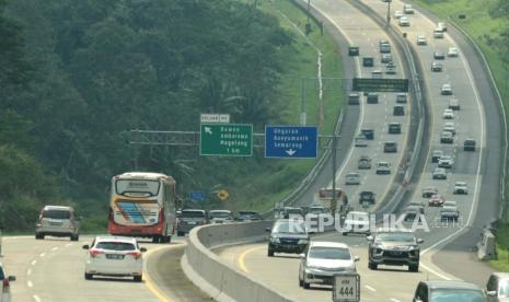 Suasana arus lalu kintas di KM 444 tol Semarang- Solo, di Tuntang, Kabupaten Semarang terpantau ramai lancar dua arah, pada H+2 Lebaran 1444 Hijriyah, Senin (24/4) siang.