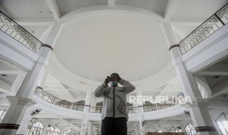 Muadzin mengumandangkan adzan di Masjid Al-Ikhlas Jatipadang, Jakarta, Rabu (23/2/2022). Menteri Agama Yaqut Cholil Qoumas menerbitkan Surat Edaran Menteri Agama No SE 05 tahun 2022 tentang Pedoman Penggunaan Pengeras Suara di Masjid dan Musala, sebagai upaya untuk merawat persaudaraan dan harmoni sosial di lingkungan masyarakat Indonesia yang memiliki keberagaman dari sisi agama maupun keyakinan. Republika/Putra M. Akbar