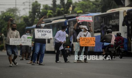 DKI Alokasikan Rp 623 M untuk Bantuan Tunai PPKM Darurat. Sejumlah penyedia jasa servis handphone menawarkan jasanya di kawasan Pusat Grosir Cililitan (PGC), Jakarta, Selasa (13/7). Dampak dari ditutupnya mall karena PPKM darurat yang diberlakukan pemerintah pada 3 hingga 20 Juli 2021, membuat sejumlah penyedia jasa servis handphone menawarkan jasanya di pinggir jalan sekitar PGC untuk memenuhi kebutuhan sehari-hari. Republika/Putra M. Akbar