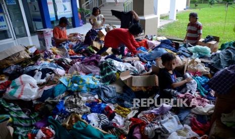 Anak-anak korban banjir bandang memilih pakaian layak pakai saat mengungsi di kawasan kantor Bupati Luwu Utara, Sulawesi Selatan, Kamis (16/7/2020).  Sebanyak 15.994 jiwa  mengungsi di sejumlah posko pengungsian karena rumah mereka rusak dan hilang akibat tertimbun lumpur setelah diterjang banjir bandang. ANTARA FOTO/Abriawan Abhe/nz