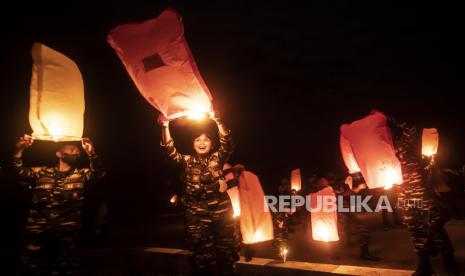 Taruna Akademi Angkatan Laut (AAL) Tingkat III Angkatan ke-68 melepas lampion saat mengikuti malam doa bersama dan pelepasan KRI Bima Suci di Mako Lantamal XIII, Mamburungan, Tarakan, Kalimantan Utara, Sabtu (18/9/2021). KRI Bima Suci beserta Satgas Kartika Jala Krida (KJK) 2021 melanjutkan pelayaran etape ke-8 menuju Ranai, Kepulauan Riau. ANTARA FOTO/Muhammad Adimaja/hp.