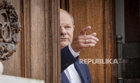 Kanselir Olaf Scholz menunggu Perdana Menteri Spanyol pada rapat tertutup kabinet federal di luar Istana Meseberg, Selasa, 30 Agustus 2022. Topik rapat tertutup tersebut adalah krisis energi dan kenaikan harga.