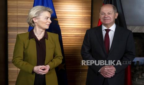 File foto Presiden Komisi Eropa  Ursula von der Leyen (kiri,) dan Kanselir Jerman Olaf Scholz (kanan) berfoto sebelum pertemuan di Konferensi Keamanan Munich di Munich, Jerman, 18 Februari 2023).  Kanselir Jerman Olaf Scholz memperingatkan Cina agar tidak memasok persenjataan ke Rusia.