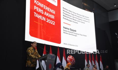 Kepala Eksekutif Pengawas Pasar Modal Otoritas Jasa Keuangan (OJK) Inarno Djajadi menyampaikan paparannya dalam Konferensi Pers Akhir Tahun 2022 di Bursa Efek Indonesia, Jakarta, Kamis (29/12/2022). Otoritas Jasa Keuangan (OJK) melaporkan penghimpunan dana di pasar modal hingga 30 Desember 2022 mencapai Rp 267,73 triliun.