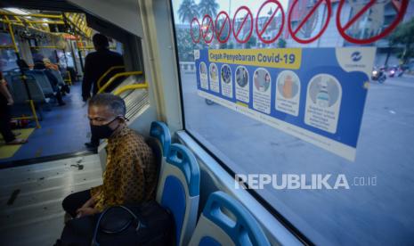 Penumpang menaiki bus transjakarta di Halte Harmoni, Jakarta, Senin (14/9). Pemerintah Provinsi DKI Jakarta membatasi jumlah penumpang dan waktu operasional   transportasi umum seperti transjakarta, MRT, LRT, dan KRL maksimal 50 persen dari kapasitas full pada pembatasan sosial berskala besar (PSBB) secara total mulai hari ini hingga 27 September 2020 mendatang. Republika/Thoudy Badai