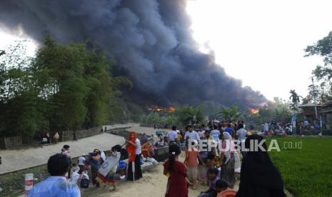 Pengungsi Rohingya berusaha menyelamatkan barang-barang mereka setelah kebakaran besar di kamp Balukhali , Ukhiya di distrik Cox