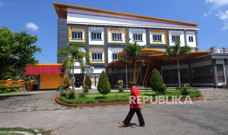 Seorang guru melintasi halaman gedung Education Hotel (Edotel) di SMK N 3 Klaten, Jawa Tengah, Kamis (30/4/2020). Gedung hotel yang biasanya digunakan untuk praktik bagi siswa jurusan perhotelan tersebut akan dijadikan ruang isolasi bagi pasien positif COVID-19 yang berada di Kabupaten Klaten