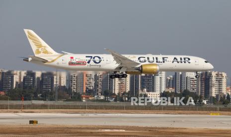 Sebuah pesawat Gulf Air Kerajaan Bahrain yang membawa delegasi pejabat dari Bahrain mendarat di Bandara Internasional Ben Gurion, dekat Tel Aviv, Israel, 01 Desember 2020. Media melaporkan bahwa delegasi pejabat Bahrain datang ke Israel untuk keperluan bisnis.