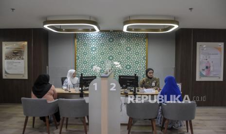 Petugas bank melayani nasabah saat Hari Pelanggan Nasional 2023 di BSI KC Bandung Asia Afrika, Jalan Asia Afrika, Kota Bandung, Jawa Barat, Senin (4/9/2023). Pada Hari Pelanggan Nasional (Harpelnas) 2023, Bank Syariah Indonesia (BSI) berkomitmen untuk memberikan pengalaman Ultimate Service yang mengedepankan solusi digital dan uniqueness (keunikan) layanan di lebih dari 1.500 outlet di seluruh Indonesia. Serta, mendengarkan secara langsung saran masukan nasabah untuk bekal membangun ekonomi perbankan syariah di Indonesia.