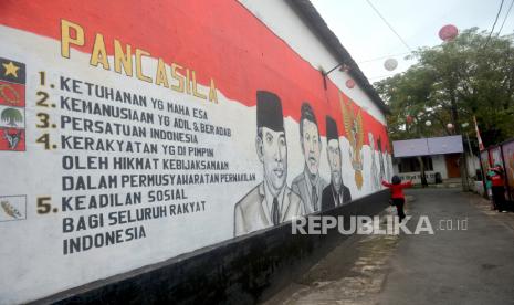 Lukisan Garuda Pancasila dengan latar merah putih di tembok Dusun Karangwatu, Muntilan, Jawa Tengah (Ilustrasi). Pancasila merupakan fondasi penting bangun peradaban Indonesia  