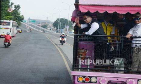 Gubernur Jawa Barat Ridwan Kamil bersama sejumlah pejabat terkait meninjau Flyover Kopo usai seremoni fungsionalisasi Flyover Kopo, di Jalan Soekarno Hatta, Kota Bandung (1/10). Keberadaan jalan layang tersebut diharapkan dapat mengurai kemacetan di wilayah Jalan Kopo dan Jalan Soekarno Hatta.