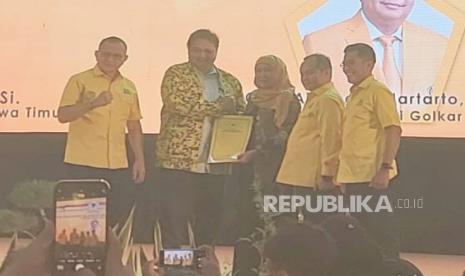 Ketua Umum Partai Golkar, Airlangga Hartarto menyerahkan surat rekomendasi kepa Khofifah Indar Parawansa untuk kembali maju sebagai Cagub di Pilgub Jatim 2024. Penyerahan surat rekomendasi dilaksanakan di Hotel Utami Sidoarjo, Sabtu (23/12/2023). 