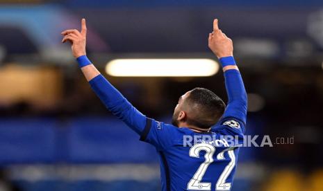  Hakim Ziyech dari Chelsea merayakan kemenangan setelah memimpin 1-0 pada babak 16 besar Liga Champions UEFA, pertandingan sepak bola leg kedua antara Chelsea FC dan Atletico Madrid di London, Inggris, beberapa waktu lalu.