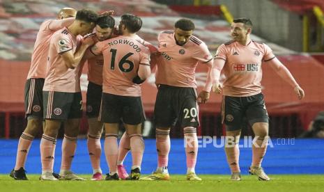 Oliver Burke dari Sheffield United, kiri ketiga, diberi ucapan selamat oleh rekan satu timnya setelah mencetak gol kedua timnya selama pertandingan sepak bola Liga Premier Inggris antara Manchester United dan Sheffield United di Old Trafford, Manchester, Inggris, Rabu, 27 Januari 2021. 