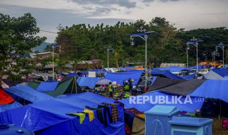  Baznas Buka Tiga Titik Layanan Kesehatan di Sulbar. Foto: Pemandangan umum tempat penampungan sementara bagi orang-orang yang meninggalkan rumah mereka setelah gempa bumi berkekuatan 6,2 skala richter di Mamuju, Sulawesi Barat, Indonesia, 17 Januari 2021. Sedikitnya 73 orang tewas dan ratusan lainnya luka-luka setelah gempa bumi 6,2 skala Richter melanda pulau Sulawesi pada 15 Januari.