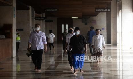 Peristiwa Penting dalam Islam yang Terjadi pada Jumat Menurut Syekh Aidh Al-Qarni. Sejumlah umat Islam berjalan untuk menunaikan sholat Jumat berjamaah di Masjid At-Tin, Jakarta, Jumat (13/8). Masjid At-Tin kembali menggelar ibadah shalat Jumat pertama kalinya setelah kegiatan shalat Jumat dihentikan lantaran mengikuti ketentuan Pemberlakuan PPKM Darurat. Masjid At-tin pun menerapkan pembatasan jumlah jamaah secara terbatas yakni 25 persen dari kapasaitas serta mematuhi protokol kesehatan. Prayogi/Republika.