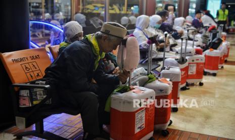 Calon jamaah haji kloter pertama bersiap menaiki pesawat sebelum berangkat ke Madinah di Bandara Soekarno Hatta, Tangerang, Banten, Ahad (12/5/2024) dini hari. Sebanyak 8.700 orang jamaah haji gelombang pertama dari 22 kloter akan diterbangkan ke Madinah untuk melaksanakan ibadah haji. Pada kesempatannya Menag RI Yaqut Cholil Qoumas ikut melepas keberangkatan jamaah haji di Bandara Soekarno Hatta. Selain itu, Gus Men, sapaan akrab Yaqut Cholil Qoumas mengapresiasi layanan fast track yang difasilitasi Pemerintah Arab Saudi dalam memudahkan jamaah sehingga proses pemeriksaan dokumen jamaah haji oleh keimigrasian Pemerintah Arab Saudi dapat dlakukan di bandara Soekarno Hatta sebagai upaya untuk menghemat proses keimigrasian jamaah saat tiba di Bandara tujuan. Untuk diketahui, Jumlah jamaah haji lansia tahun 2024 ini sebanyak 41.000 orang.