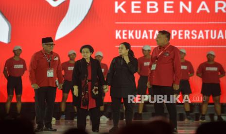 Ketua Umum DPP PDI Perjuangan (PDIP) Megawati Soekarnoputri bersama Sekjen PDIP Hasto Kristiyanto, Bendahara Umum PDIP Olly Dondokambey dan Ketua DPP PDIP Puan Maharani saat hadir dalam acara Rapat Kerja Nasional (Rakernas) Ke-V PDIP di Beach City International Stadium Ancol, Jakarta, Jumat (24/5/2024). Rakernas Ke-V PDIP dihadiri langsung oleh sebanyak 4.858 peserta yang terdiri dari fungsionaris DPP Partai, Ketua, Sekretaris, Bendahara DPD dan DPC Partai, Anggota DPR RI, badan dan sayap partai, Ketua, Sekretaris, Bendahara DPLN dari 16 negara, Anggota DPRD Provinsi, Kabupaten, Kota, Kepala dan Wakil Kepala Daerah PDIP, serta calon anggota DPR RI terpilih pemilu 2024 yang non-incumbent. Rakernas V PDIP digelar pada 24-26 Mei 2024 dengan mengusung tema Satyam Eva Jayate:Kebenaran Pasti Menang dan subtema Kekuatan Persatuan Rakyat dalam Kebenaran.