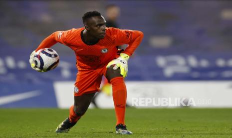  Kiper Chelsea Edouard Mendy beraksi saat pertandingan sepak bola Liga Utama Inggris antara Chelsea FC dan Everton FC di London, Inggris, 08 Maret 2021.