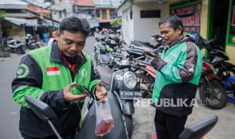 Sejumlah ojek online mengantre menunggu makanan 