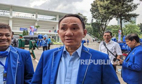 Ketua Badan Pemenangan Pemilu (Bappilu) Partai Demokrat, Andi Arief menanggapi pertemuan antara Ketua Umum Partai Nasdem Surya Paloh dengan Menteri Koordinator Bidan Kemaritiman dan Investasi Luhut Binsar Panjaitan di Kompleks Gelora Bung Karno (GBK), Jakarta, Selasa (14/3).