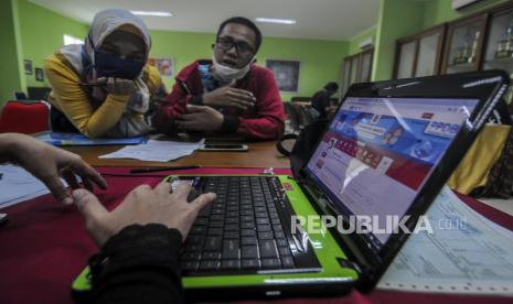 Petugas melayani orang tua siswa di posko Penerimaan Peserta Didik Baru (PPDB) di SMA Negeri 70, Jakarta, Kamis (25/6). Proses PPDB jenjang SMA untuk jalur zonasi di DKI Jakarta resmi dibuka pada hari ini yang diperuntukkan bagi calon perserta didik berdomisili di wilayah Provinsi DKI Jakarta. PPDB jalur zonasi di DKI Jakarta menyediakan kuota 40 persen dari daya tampung sekolah. Apabila jumlah pendaftar melebihi daya tampung, seleksi dilakukan dengan pertimbangan usia calon peserta didik baru, urutan pilihan sekolah dan waktu mendaftar. Republika/Putra M. Akbar