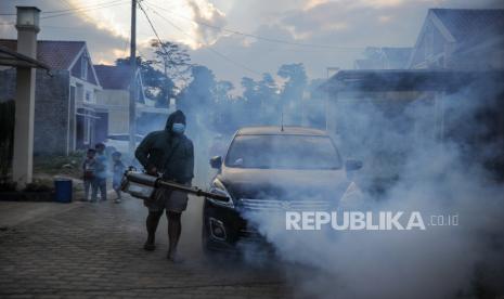 Anggota Karang Taruna melakukan pengasapan atau fogging untuk mencegah penyebaran kasus demam berdarah dengue (DBD) di Komplek Grand Cinunuk Indah, Cileunyi, Kabupaten Bandung, Jawa Barat.Kasus penyakit Demam Berdarah Dengue (DBD) di Kota Bandung mengalami kenaikan di awal Januari tahun 2023. Berbagai upaya dilakukan untuk menekan laju penyebaran diantaranya dengan rutin menjalankan program menguras, menutup dan mengubur barang bekas. 