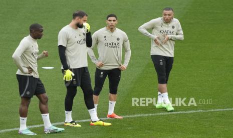 Kaoten PSG Kylian Mbappe bersama rekan-rekannya beratih jelang laga vs Dortmund, dini hari nanti WIB. 