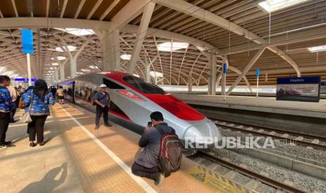 Penumpang berfoto dengan kereta cepat setelah melakukan perjalanan dari Stasiun Tegalluar, Bandung, menuju Stasiun Halim, Jakarta, Senin (18/9/2023). 