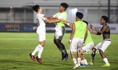 Pesepak bola Timnas U-20 Indonesia Ji Da Bin (kiri) berselebrasi dengan rekannya usai mencetak gol ke gawang Timnas U-20 China dalam pertandingan persahabatan internasional kedua di Stadion Madya, Gelora Bung Karno (GBK), Senayan, Jakarta, Senin (25/3/2024) malam. Pertandingan berakhir imbang dengan skor 1-1. 