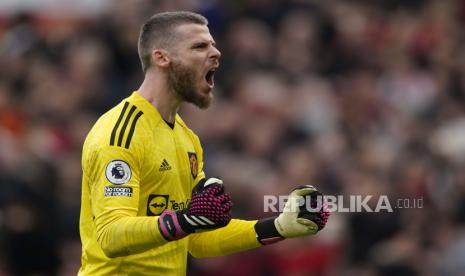 Kiper Manchester United David de Gea merayakan setelah pemain Manchester United Marcus Rashford mencetak gol pembuka timnya selama pertandingan sepak bola Liga Premier Inggris antara Manchester United dan Leicester City di stadion Stamford Bridge di Manchester, Inggris, Ahad, (19/2/2023).