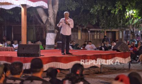 Capres nomor urut 3 Ganjar Pranowo memberikan sambutan saat pertemuan dengan relawan se-Sragen di Ndayu Park, Sragen, Jawa Tengah, Ahad (24/12/2023). Sebanyak 1.200-an relawan siap untuk memenangkan pasangan Ganjar-Mahfud pada 20 kecamatan di Sragen dalam Pilpres 2024 Februari mendatang.