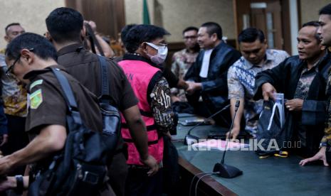 Terdakwa mantan Menteri Komunikasi dan Informatika (Menkominfo) Johnny G Plate mengenakan rompi tahanan usai menjalani sidang perdana di Pengadilan Negeri Tipikor, Jakarta Pusat, Selasa (27/6/2023). Jaksa Penuntut Umum (JPU) Kejagung mendakwa Menteri Komunikasi dan Informatika (Menkominfo) nonaktif itu menerima suap sebesar Rp17 miliar dalam proyek menara BTS Bakti Kominfo.