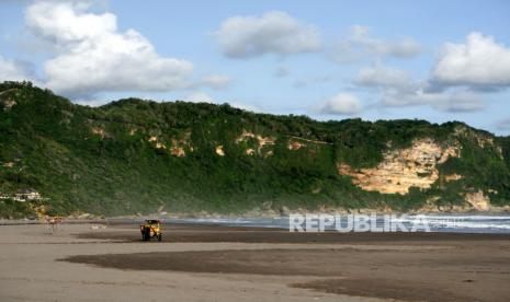 Delman wisata menunggu pengunjung di Pantai Parangtritis, Bantul, Yogyakarta, Selasa (7/4). Penutupan Pantai Parangtritis sejak 21 Maret ini sebagai upaya pencegahan penyerbaran pandemi covid19